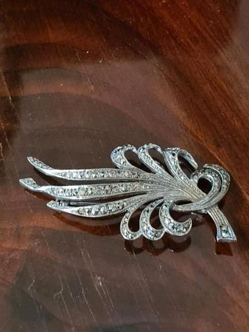 Zilver broche  beschikbaar voor biedingen