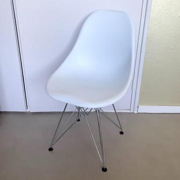 2 eetkamerstoelen – wit met chroom onderstel beschikbaar voor biedingen