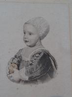 Gravure in kleur mode van drie kinderen uit 17e eeuw, Antiek en Kunst, Verzenden