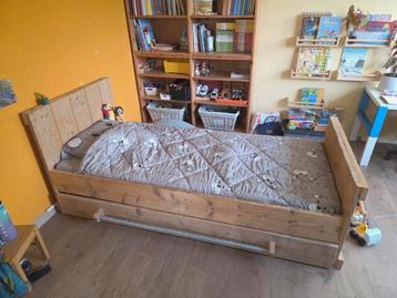 Steigerhout bed met logeer lade beschikbaar voor biedingen
