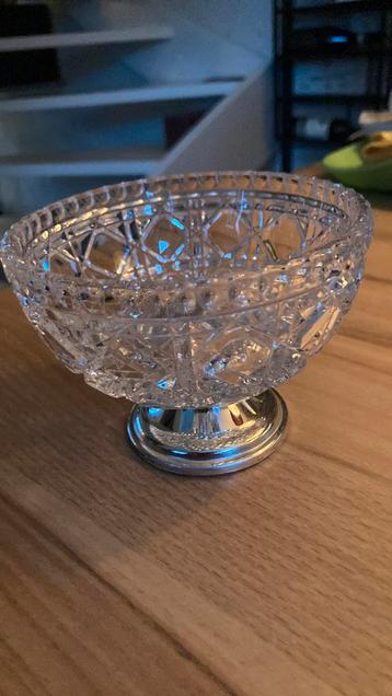 Bonbon schaaltje kristal op zilverkleurige voet beschikbaar voor biedingen