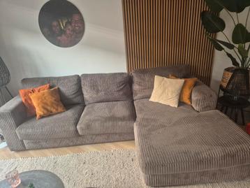 Grijze ribstof / corduroy bank met lounge beschikbaar voor biedingen