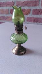Miniatuur olielampje, groen glas., Antiek en Kunst, Antiek | Lampen, Ophalen of Verzenden