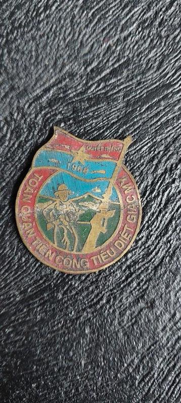 VC Badge - Tet 1968 - Army Advances to Destroy Enemies - Vie beschikbaar voor biedingen