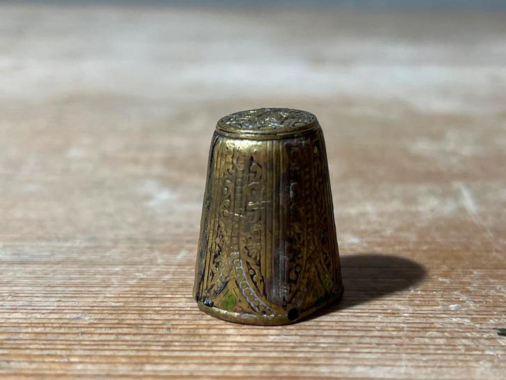 Antieke Vingerhoed met Decoratie, Antiek en Kunst, Antiek | Overige Antiek, Ophalen of Verzenden