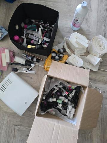 Gellak, nagellamp, acrylpoeder etc etc beschikbaar voor biedingen