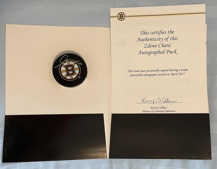 Te koop: gesigneerde puck NHL team Boston Bruins, Sport en Fitness, IJshockey, Ophalen