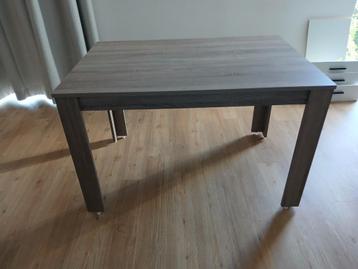 Een tafel met stoelen  150 euro  beschikbaar voor biedingen