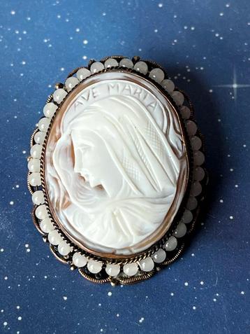 Antieke camee broche: ave Maria beschikbaar voor biedingen