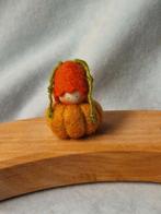 Pompoen popje als jaarring steker Vrije School Seizoenstafel, Hobby en Vrije tijd, Vilt, Verzenden, Nieuw, Figuurtje(s), Wolvilt