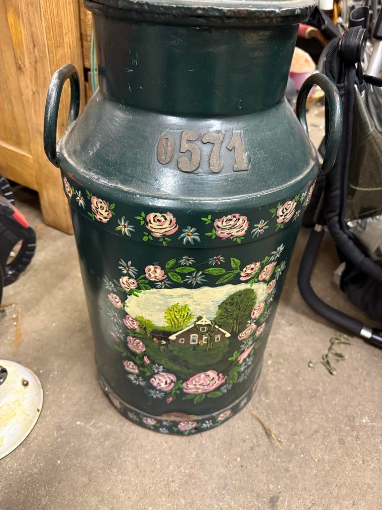 Oude melkbus met bloemmotief, Ophalen