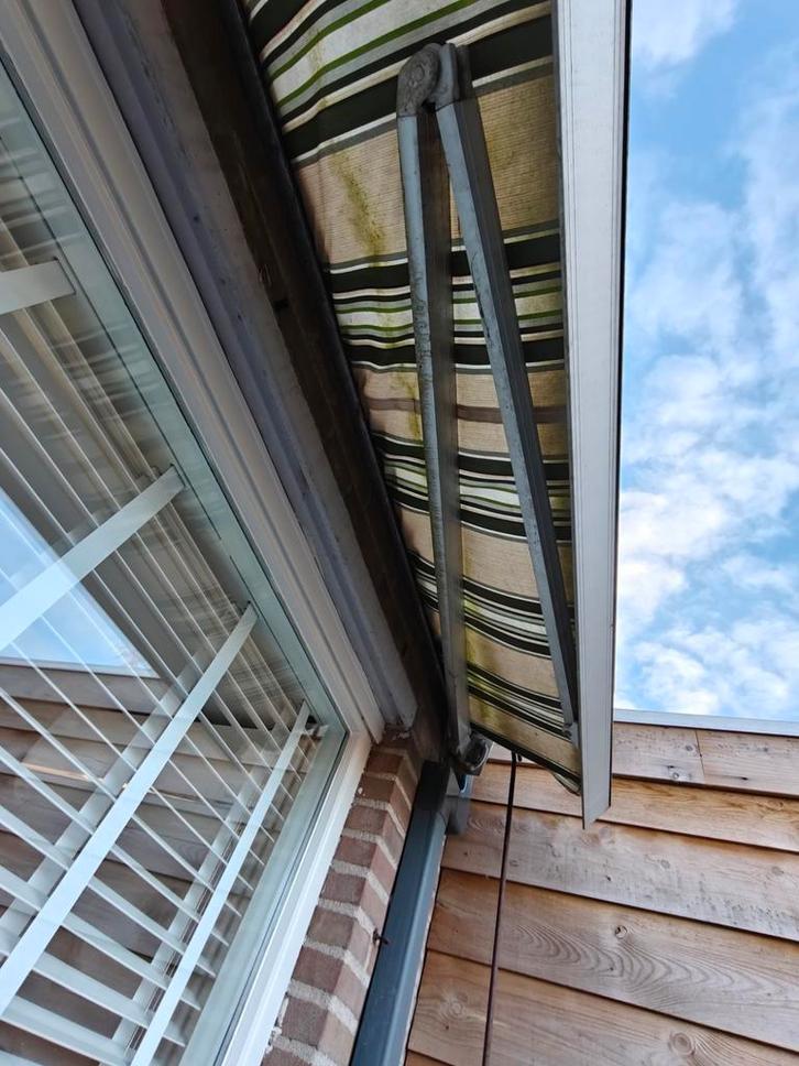 Zonnescherm - 4,75 meter breed, Tuin en Terras, Zonneschermen, Gebruikt, Knikarmscherm, 150 tot 300 cm, 450 cm of meer, Ophalen