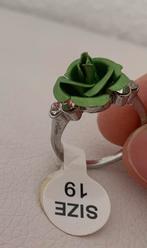 Nieuw! Groene roos ring maat 19, Sieraden, Tassen en Uiterlijk, Oorbellen, Nieuw, Ophalen of Verzenden