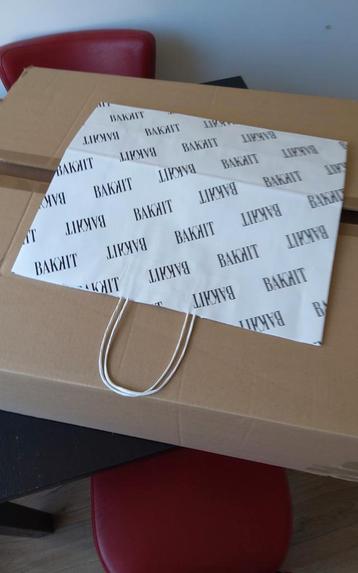 Papieren tasjes beschikbaar voor biedingen