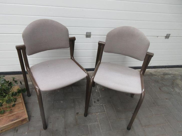 4 stapelbare zware keukenstoelen metaal met stof, Huis en Inrichting, Stoelen, Gebruikt, Vier, Metaal, Stof, Ophalen