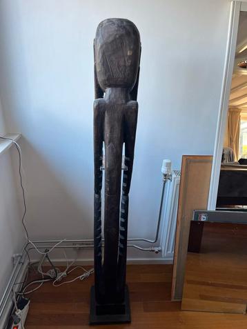 handgemaakte houten sculptuur beschikbaar voor biedingen