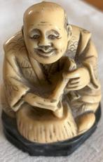 Gaaf Japans Netsuke op een donkere sokkel. Circa 1950, Verzenden