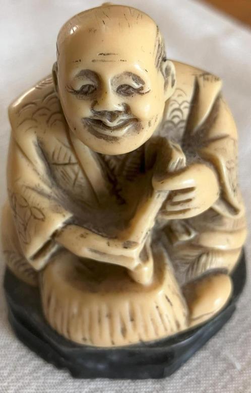Gaaf Japans Netsuke op een donkere sokkel. Circa 1950, Antiek en Kunst, Antiek | Overige Antiek, Verzenden