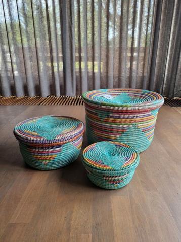 Set turquoise afrikaanse opbergmanden handgemaakt senegal beschikbaar voor biedingen