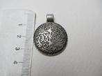 Zilverkleur hanger rond bewerkt model 3.4 x 2.8 cm., Overige materialen, Overige voorstellingen, Verzenden, Zo goed als nieuw