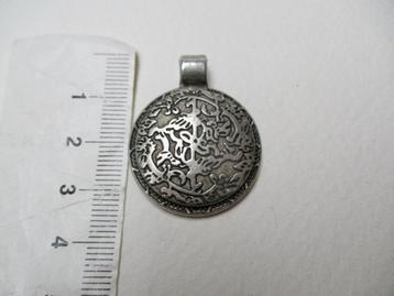 Zilverkleur hanger rond bewerkt model 3.4 x 2.8 cm. beschikbaar voor biedingen