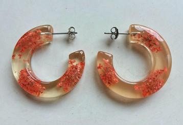 Jaren '60 acryl creool oorbellen: ingesloten roze bloemen beschikbaar voor biedingen