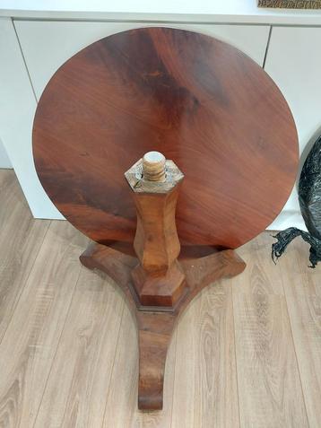 Antieke ovale houten tafel beschikbaar voor biedingen