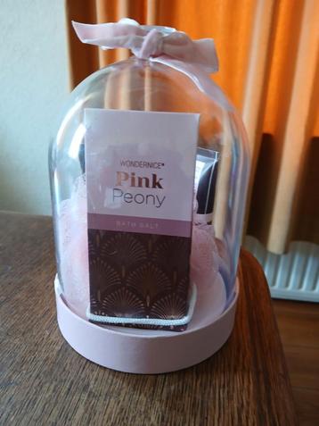PINK PEONY GIFTSET. BAD/SHOWER/BODY. NOG IN DE VERPAKKING.  beschikbaar voor biedingen