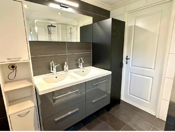 Moderne wastafel 2 kranen beschikbaar voor biedingen