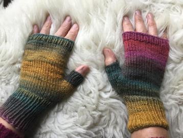 Heerlijke vingerloze handschoenen voor dames beschikbaar voor biedingen