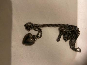 Zilveren ketting met hart hanger. beschikbaar voor biedingen