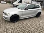 BMW 1 Serie Automaat (bj 2008), Auto's, Te koop, Zilver of Grijs, Geïmporteerd, 135 €/maand