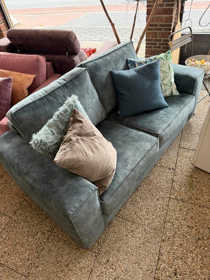 Stijlvolle Meubitrend bank - Velours blauw, Huis en Inrichting, Banken | Bankstellen, Nieuw, Rechte bank, Driepersoons, 200 tot 250 cm