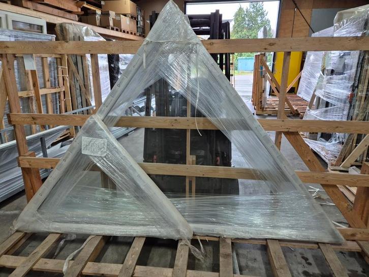 2 driehoek modelramen, Doe-het-zelf en Verbouw, Kozijnen en Schuifpuien, Nieuw, Raamkozijn, Kunststof, 150 tot 225 cm, 225 cm of meer