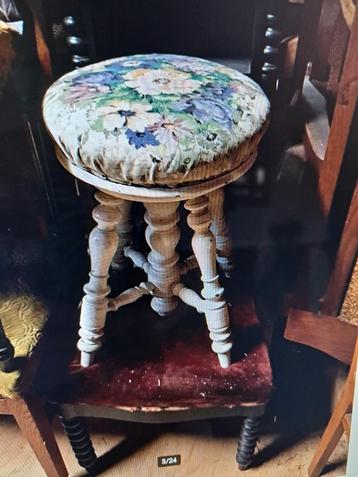 Antieke in hoogte verstelbare pianokruk beschikbaar voor biedingen