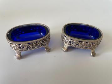 Set van 2 zilveren ovalen zoutvaatjes met kobalt blauw glas beschikbaar voor biedingen
