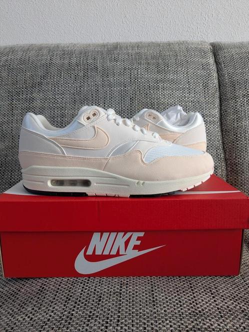 Nike Air Max 1 One Maat 44.5 sail/guava ice/ phantom/black/c, Kleding | Heren, Schoenen, Nieuw, Sneakers of Gympen, Wit, Ophalen of Verzenden