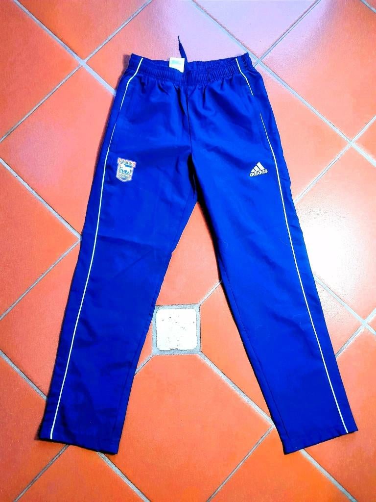 Voetbal Adidas Trainingsbroek Ipswich Town Maat 152 11-12 Jr, Verzamelen, Sportartikelen en Voetbal, Ophalen of Verzenden, Gebruikt