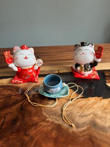 Set van 2 Maneki Neko spaarpotten + Japanse theekop beschikbaar voor biedingen