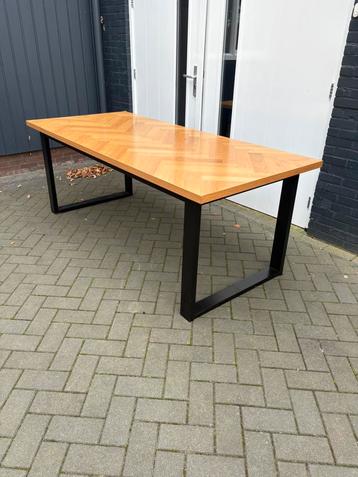 Mooie eettafel 200x90 cm beschikbaar voor biedingen
