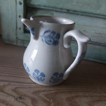Mooi brocante stroopkan van aardewerk met blauw decor beschikbaar voor biedingen