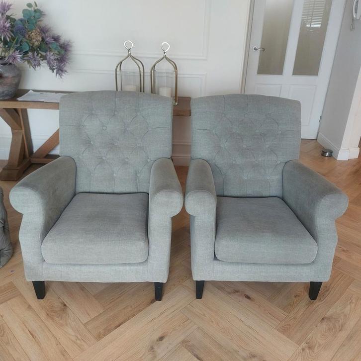 Twee grijze fauteuils met knopen Rofra Home, Huis en Inrichting, Fauteuils, Gebruikt, Hout, Stof, 75 tot 100 cm, 75 tot 100 cm
