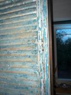 Oude houten louvre deuren schutters met verfresten, Ophalen