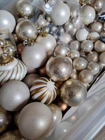 Kerstballen in doos (meer dan 100 stuks) beschikbaar voor biedingen