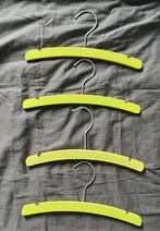 Set 4 houten baby kleerhangertjes lime / licht geel unisex, Ophalen of Verzenden, Zo goed als nieuw