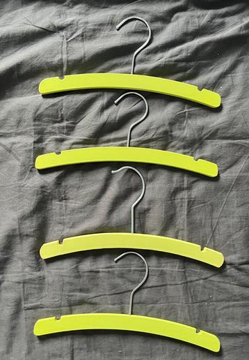 Set 4 houten baby kleerhangertjes lime / licht geel unisex beschikbaar voor biedingen