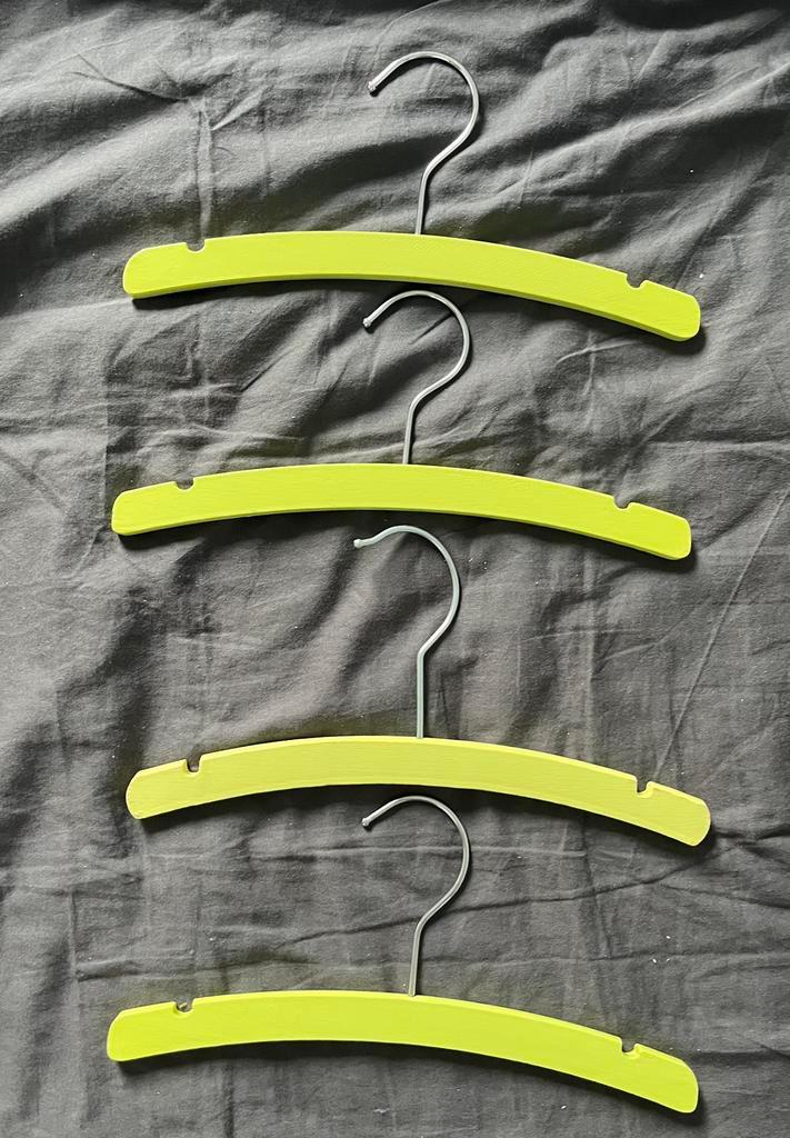Set 4 houten baby kleerhangertjes lime / licht geel unisex, Kinderen en Baby's, Kinderspulletjes, Zo goed als nieuw, Ophalen of Verzenden