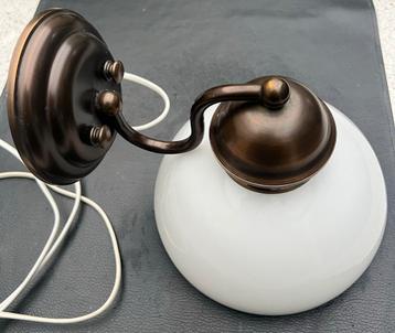 Mooie Wandlamp met Glazen Kap beschikbaar voor biedingen