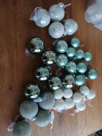 Mooie kerstballen (glas) groen/wit beschikbaar voor biedingen