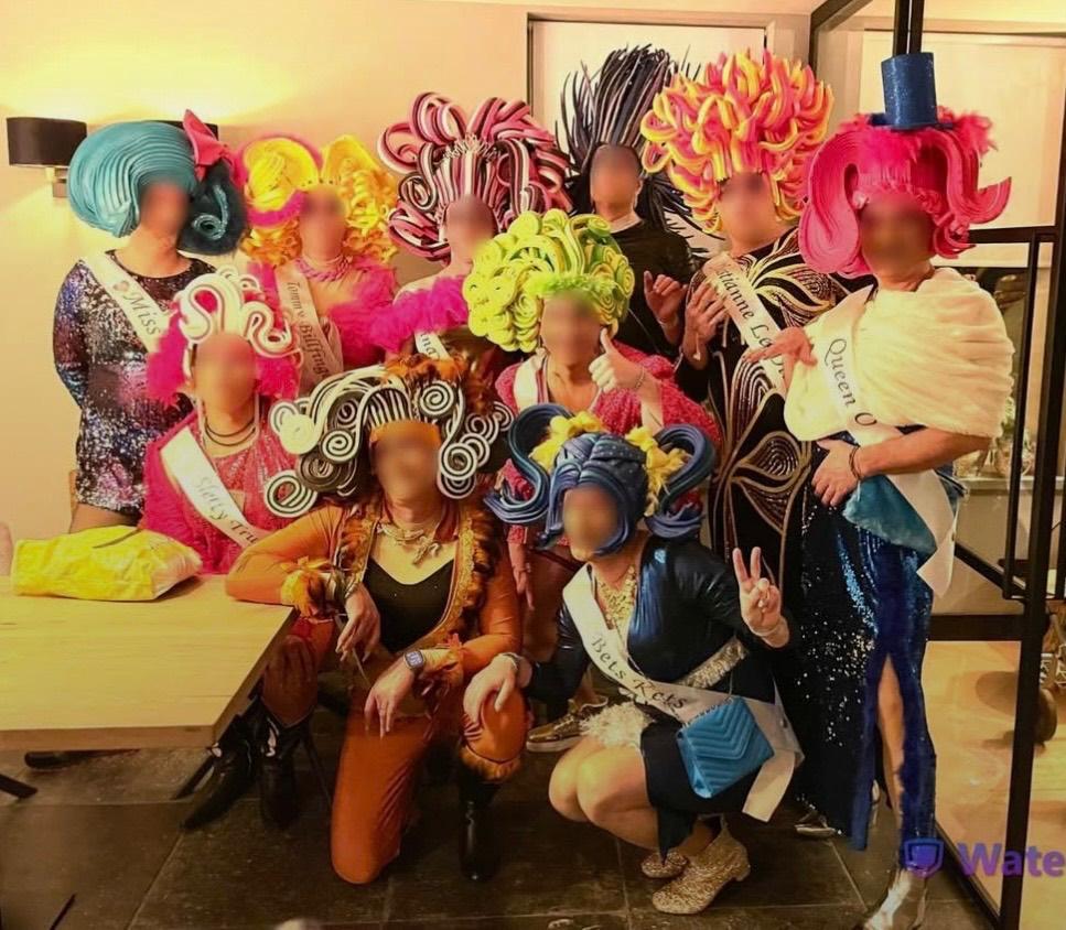 Drag queen outfits met schuimpruiken, Ophalen of Verzenden, Gedragen